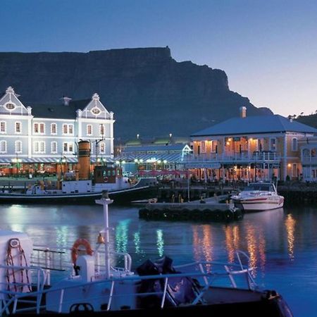 Portswood Mews - Chic White Studio Apartment Green Point Cape Town Bagian luar foto