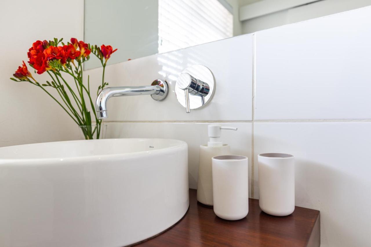 Portswood Mews - Chic White Studio Apartment Green Point Cape Town Bagian luar foto