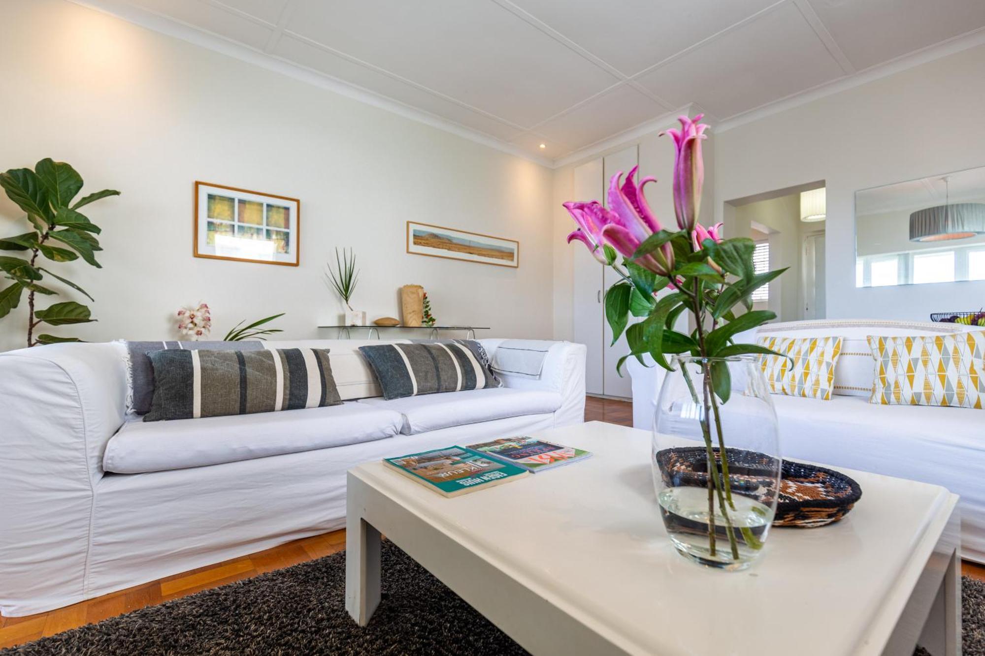 Portswood Mews - Chic White Studio Apartment Green Point Cape Town Bagian luar foto